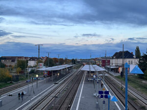 A photo of a train station introduces the concept of cross platform database monitoring.